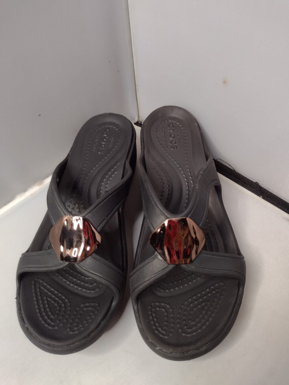 Crocs Sanrah Hammered Circle Flip Flops Women Size 5 Black Wedge Sandals X